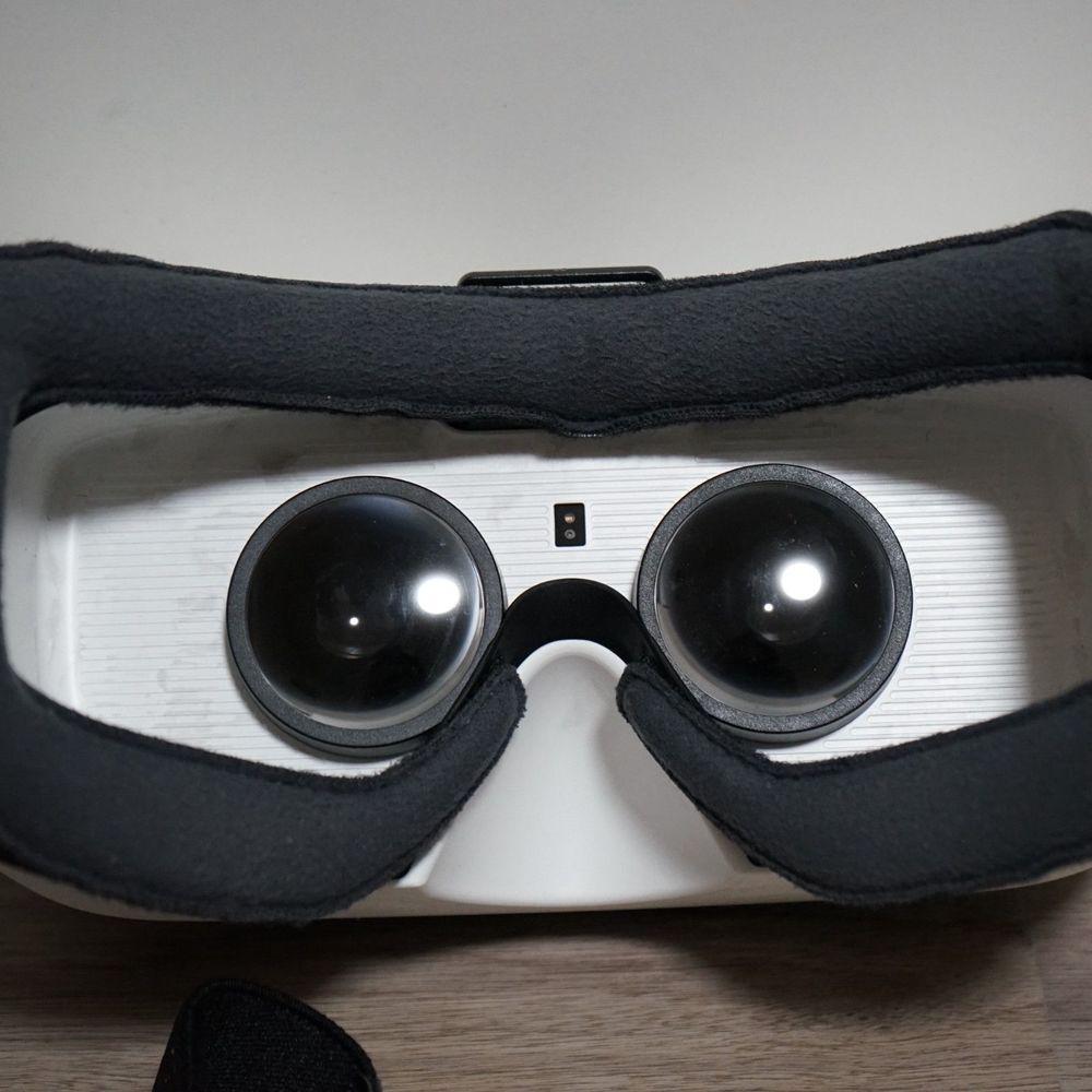 Authentic Samsung Gear VR powered by Oculus with Original Box 1st Edition - Picture 4 of 8